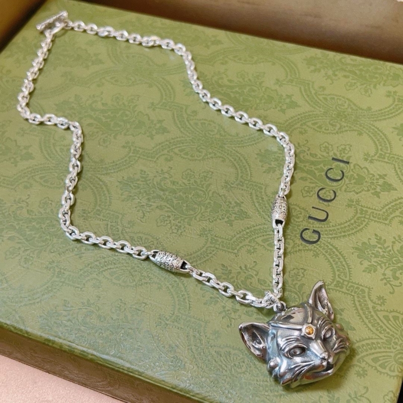 G*u*i necklaces